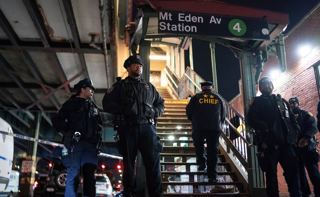 Muere un hombre al ser empujado a las vías del Metro de Nueva York. Foto: AFP