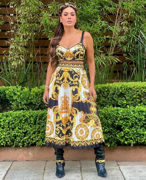 Galilea Montijo se proclama como reina de estilo con micro top estampado