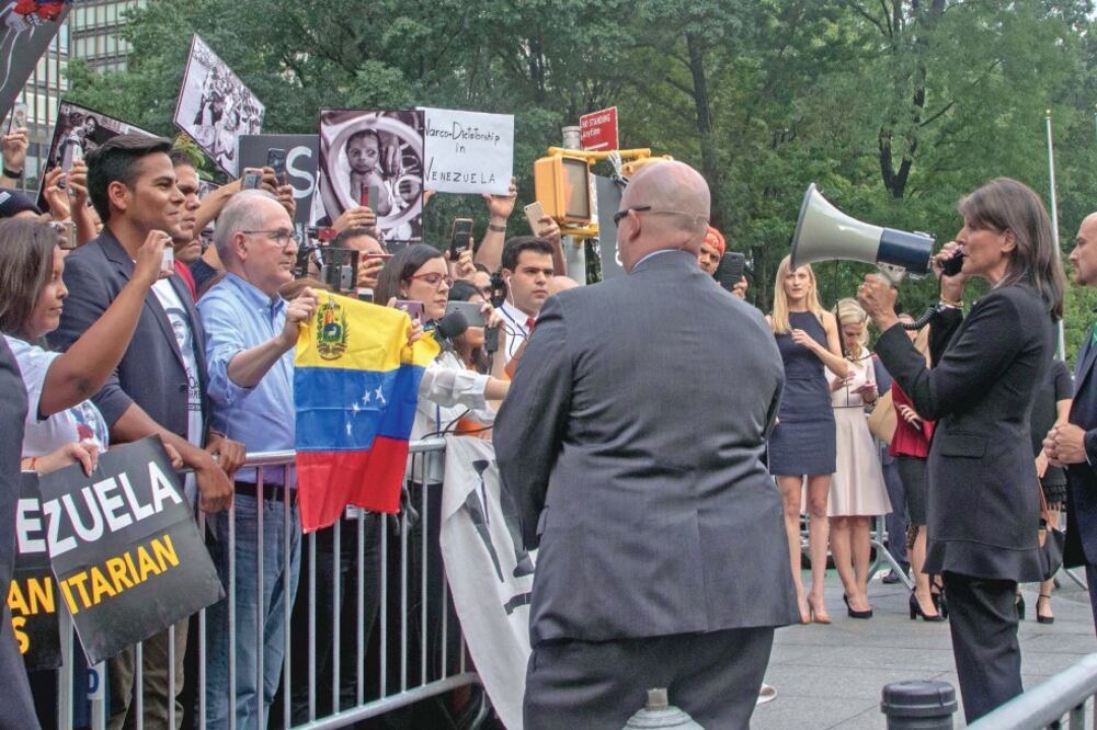 Mensaje. La embajadora estadounidense ante la ONU, Nikki Haley (der.), habló por megáfono a decenas de venezolanos en Nueva York. (MIGUEL RAJMIL. EFE)