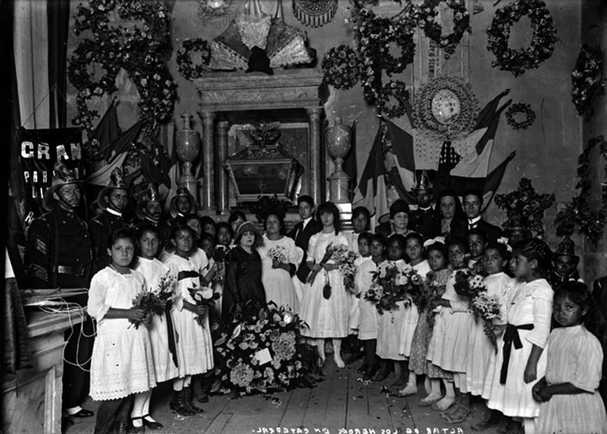 Altar a los héroes durante las celebraciones en conmemoración de la Independencia de México en 1925. Al fondo se encuentra la urna con los cráneos de los próceres. Foto: Mediateca INAH/ Especial.