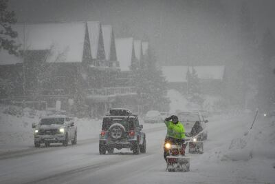 Poderosa tormenta en California y Nevada cierra la interestatal y arroja nieve sobre las montañas