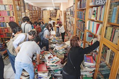 Jóvenes también se movilizan para comprar libros