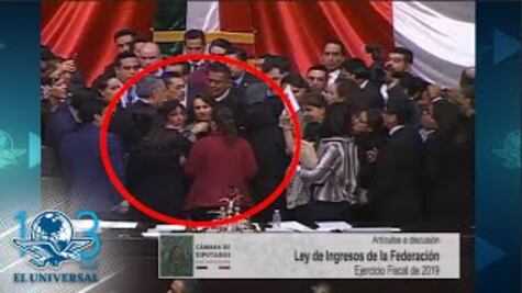 Entre empujones y manoteos, diputados debaten Ley de Ingresos de AMLO