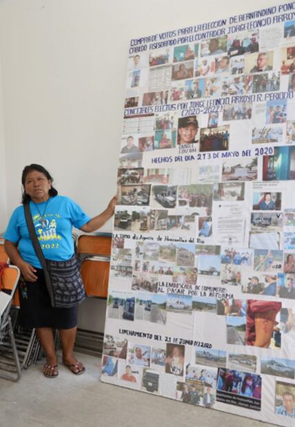 Cuatro años después, Teófila Ochoa muestra un mural que se creó en la comunidad para tratar de explicarse cómo llegaron a agredirse entre ellos.