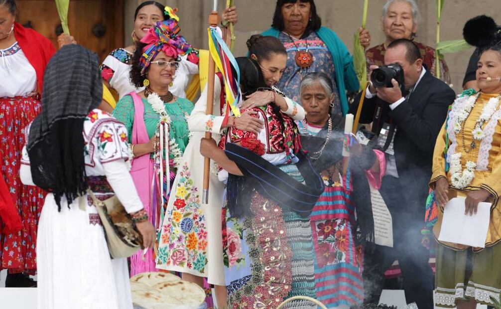 Claudia Sheinbaum durante ceremonia de bastón de mando de los pueblos indígenas en el Zócalo de la CDMX / Foto: Carlos Mejía. EL UNIVERSAL