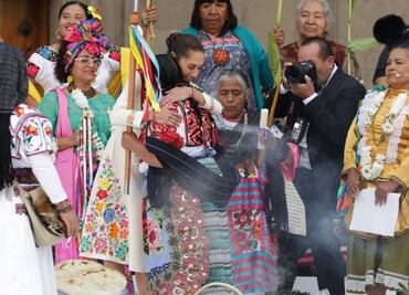 FOTOS: Con ritual, Claudia Sheinbaum recibe el bastón de mando de mujeres indígenas en el Zócalo