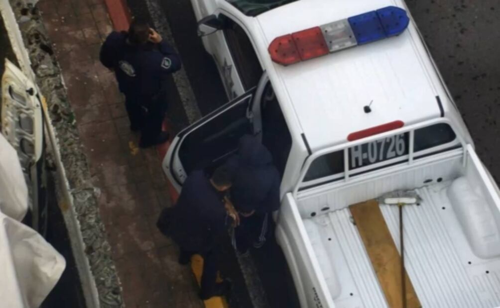 Ladrón choca contra camioneta escolar tras persecución de policía en Huixquilican, Edomex