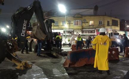 Se abre socavón en colonia Obrera y ocasiona volcadura de góndola de transporte de carga; no se reportan lesionados
