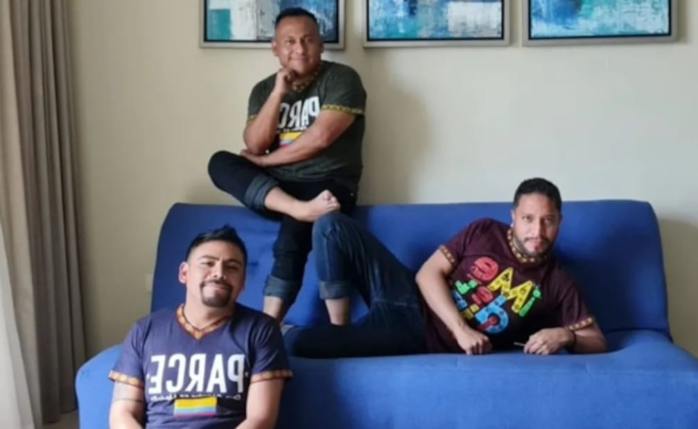 "Amor de tres no es una mala relación": Así viven “los pardos” su poliamor, entre brillo y desinformación