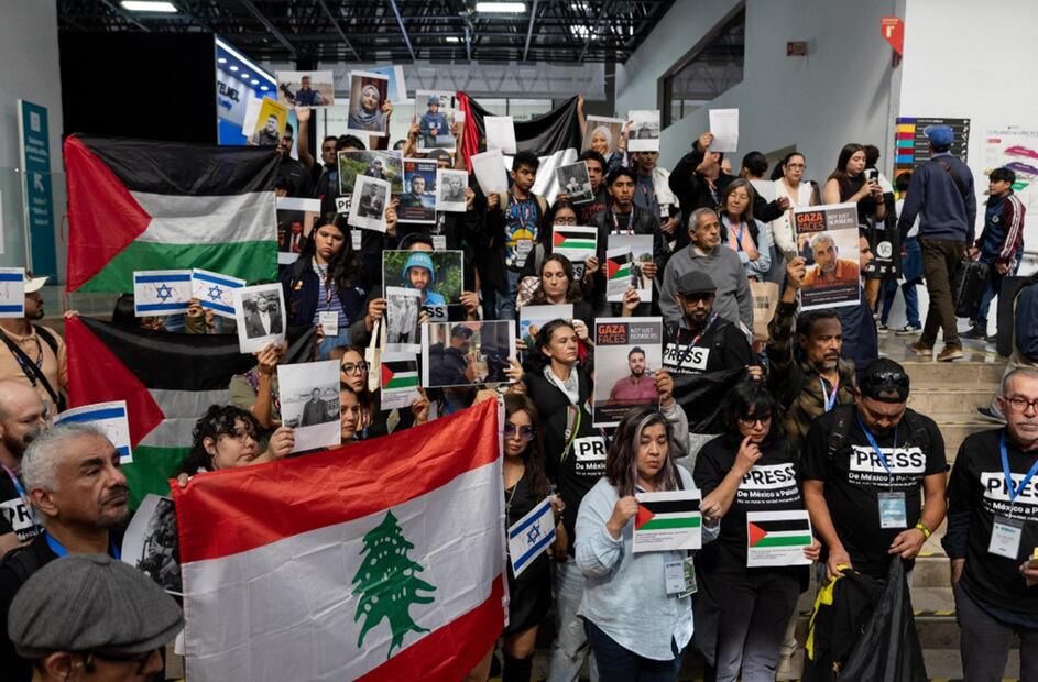 En la FIL de Guadalajara, reporteros y estudiantes de periodismo protestaron en contra del genocidio en Palestina y el asesinato de periodistas a manos del Estado de Israel.
Foto: EL UNIVERSAL / Hugo Salvador