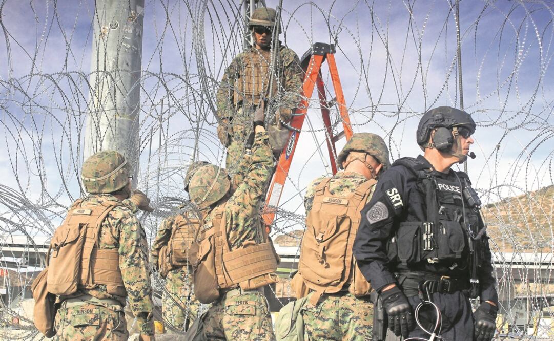 Soldados y policías estadounidenses colocaron más alambres de púas en “un ejercicio a gran escala de rapidez operacional”, dijo la Oficina de Aduanas. Fotografías: EFE y JOEBETH TERRIQUEZ