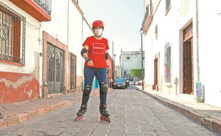 Con todo y raspones, candidata a diputada hace campaña en patines