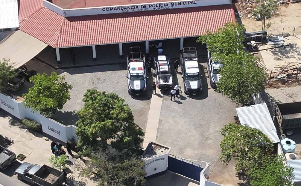se realizó el desarme de todos los policías municipales de Santa Cruz Huatulco (14/03/2025). Foto: Especial