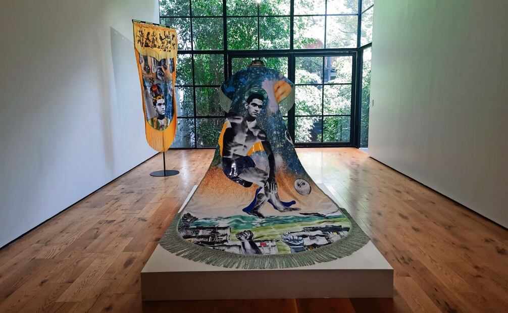 “La Ginga”, 2026, obra del Raphaël Barontini, en algodón teñido, serigrafía sobre cuero y tela, impresión digital sobre tela. Foto: FRIDA JUÁREZ BAUTISTA/EL UNIVERSAL