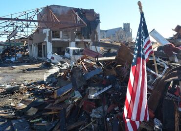 Fábrica de velas en Kentucky reporta 8 fallecimientos tras tornado; cifra inferior a la de autoridades