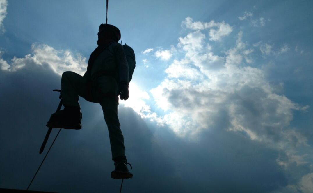 La estatua de tres metros de altura y un peso de una tonelada en honor a los “Alpinistas”, fue colocada en un pedestal en el acceso principal del municipio poblano de Chalchicomula (Ciudad Serdan), lugar asentado en las faldas del Pico de Orizaba, la montaña más alta de México. 