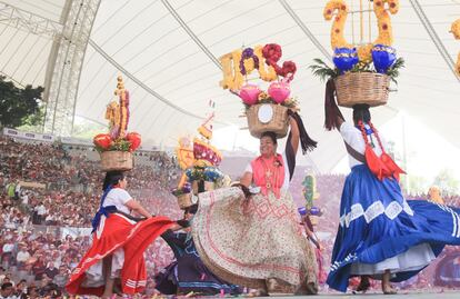 Con palcos vacíos y luto mezclado con alegría arranca la 91 edición de la Guelaguetza en Oaxaca