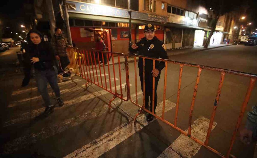 Las inmediaciones del congreso de la CDMX se encuentran cercadas con vayas y policías de la SSC y solo muy pocas personas logran pasar. Las vayas están desde donceles hasta República de Chile, Callejón del 57, Allende hasta Tacuba. Foto: Francisco Rodríguez. EL UNIVERSAL