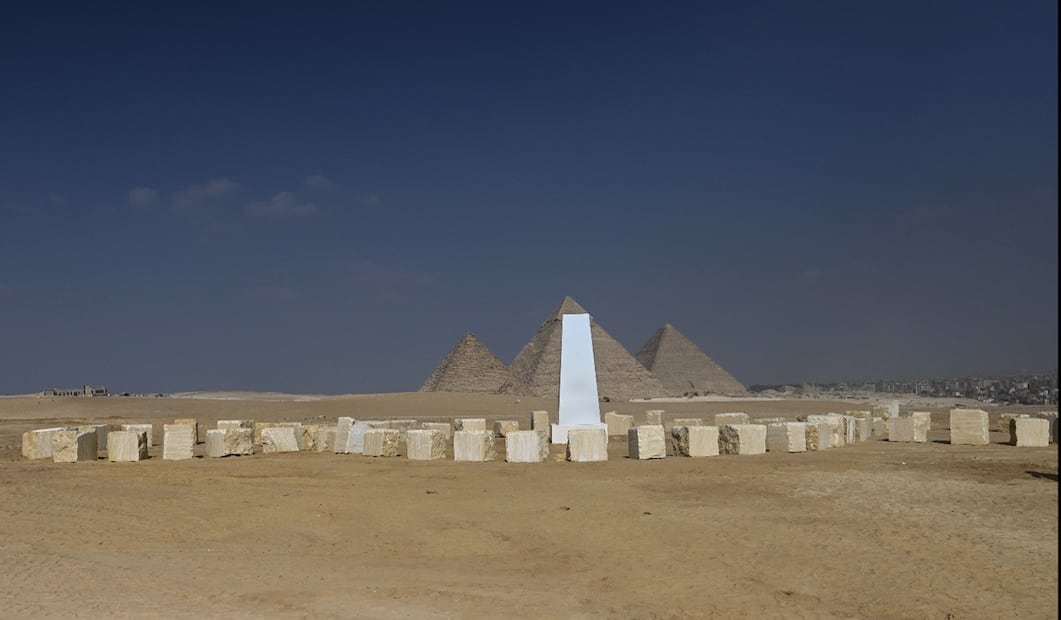 La instalación artística “El Tercer Paraíso”, de Michel Angelo Pistoletto, se exhibe en la explana de las pirámides de Guiza, como parte de la quinta edición de “Forever Is Now” en Guiza, Egipto, el 11 de noviembre de 2025. Foto: EFE