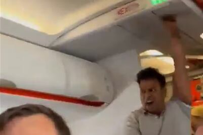 VIDEO: “Muerte a EU y Trump”; hombre amenaza avión que iba a Escocia; es arrestado 