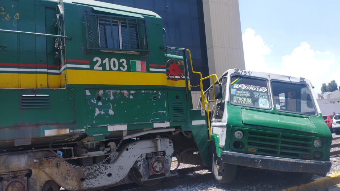 Microbús impacta contra tren en Tlalnepantla. Foto: Especiales