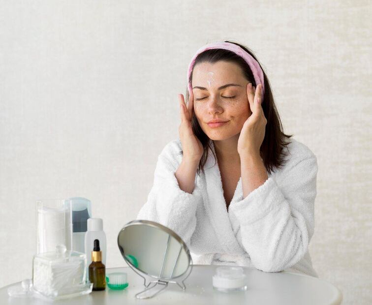 El retinol también aumenta la producción de colágeno. Fuente: Freepik.