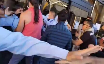 Con empujones y golpes, antivacunas irrumpen en hospital para sacar a niño a la fuerza 