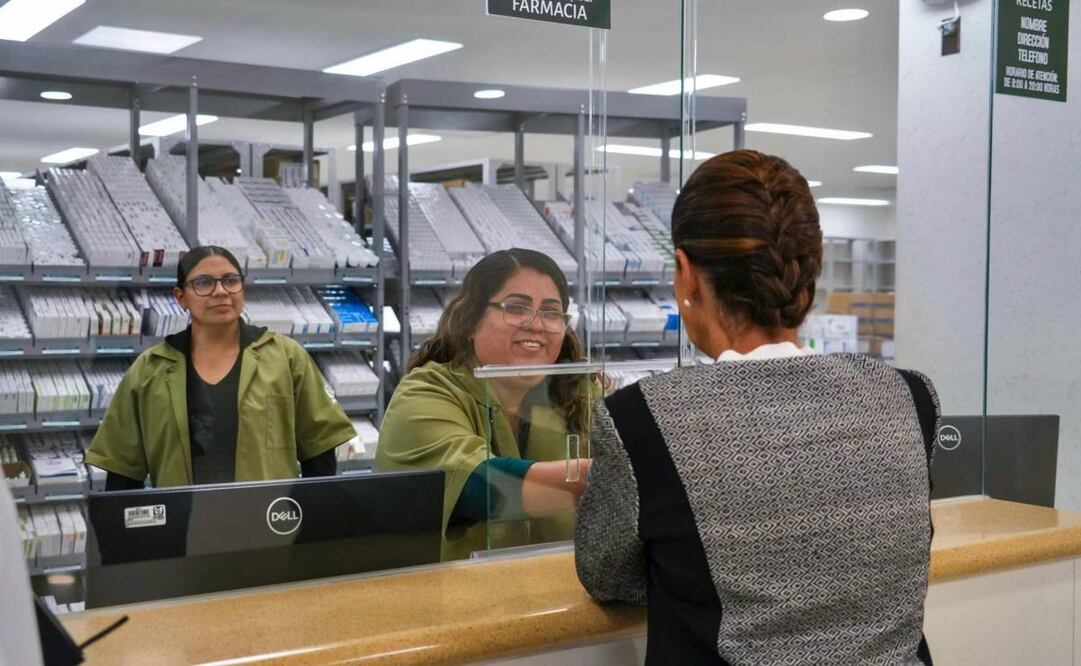 La presidenta Claudia Sheinbaum realizó una visita sorpresa a hospital del IMSS en Ciudad Juárez para supervisar abasto de medicamentos este domingo 14 de diciembre de 2025. Foto: Presidencia
