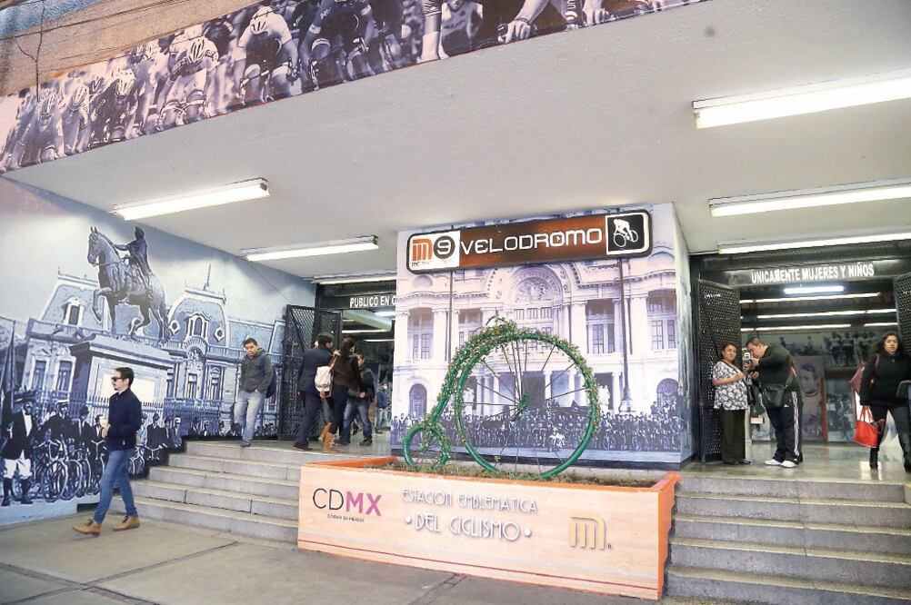En la estación Velódromo de la Línea 9 del Metro decoraron 3 mil metros cuadrados con imágenes alusivas al ciclismo. También fue colocado un simulador turístico de la bicicleta. (CORTESÍA CDMX)