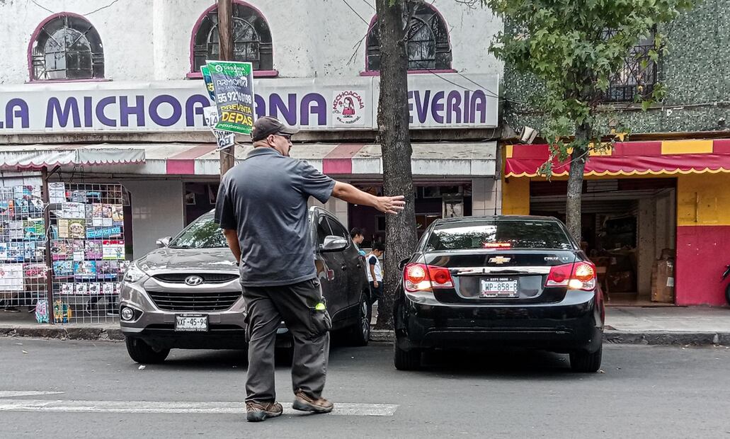 Desde 25 hasta 200 pesos es lo que puede llegar a cobrar un franelero en las calles de la alcaldía Cuauhtémoc. Foto: Gabriel Pano/EL UNIVERSAL