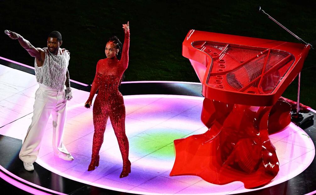 Usher y Alicia Keys en el espectáculo de medio tiempo del Super Bowl LVIII. Foto: AFP.