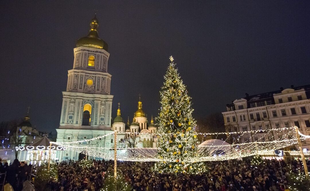 Se cree que el árbol de Navidad, tal como se le conoce hoy, decorado e iluminado con luces, deriva del árbol del Paraíso, aquel lugar de donde Adán y Eva fueron desterrados. El santo y mártir inglés, Bonifacio, decoraba el árbol con manzanas, representando con ello las tentaciones. Foto: EFE