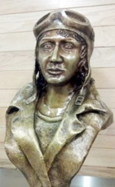 Emma Catalina es la única mujer que tiene un busto en la galería de la aviación en el Aeropuerto de la Ciudad de México y de las pocas, o quizá la única mexicana, en volar un avión presidencial en los años 60 y 70. Foto: Cortesía Heidi Ramírez Cisneros.