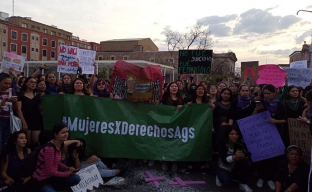 Mujeres marchan por el 8M en los estados