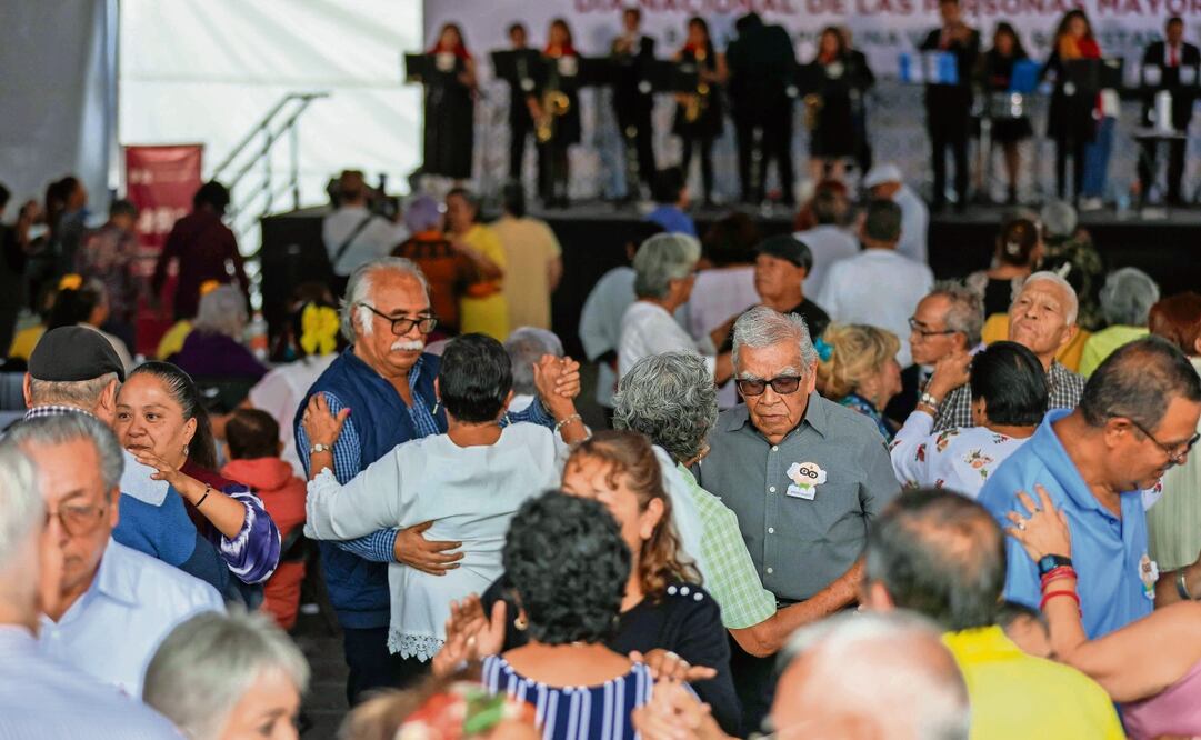 En la explanada de la Plaza Santo Domingo los adultos mayores celebraron al ritmo de danzón y cha cha chá. Foto: Diego Simón | El Universal
