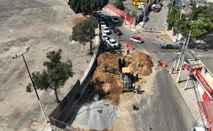 Continúan con reparación de socavón cerca del Estadio Banorte; reemplazan tubería