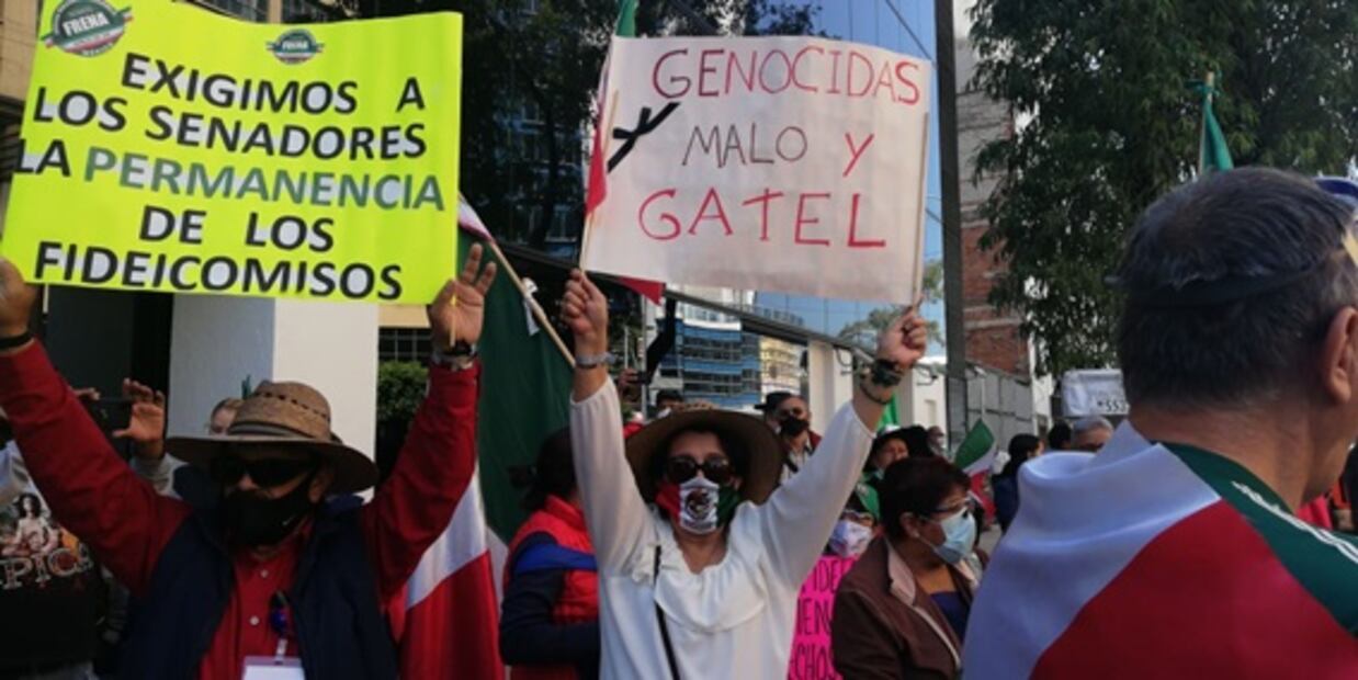 Se manifiestan integrantes de FRENAAA en el Senado; acusan a AMLO de ser un "socialista de quinta"