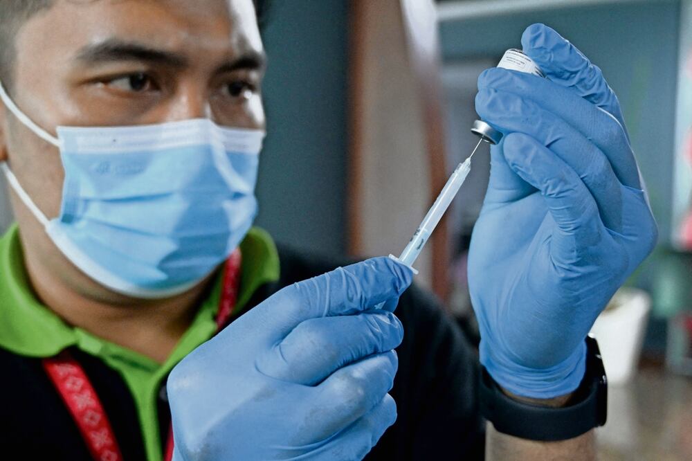 Además de las vacunas, los resultados de los ensayos permitirán disponer de tratamientos. Foto: AFP