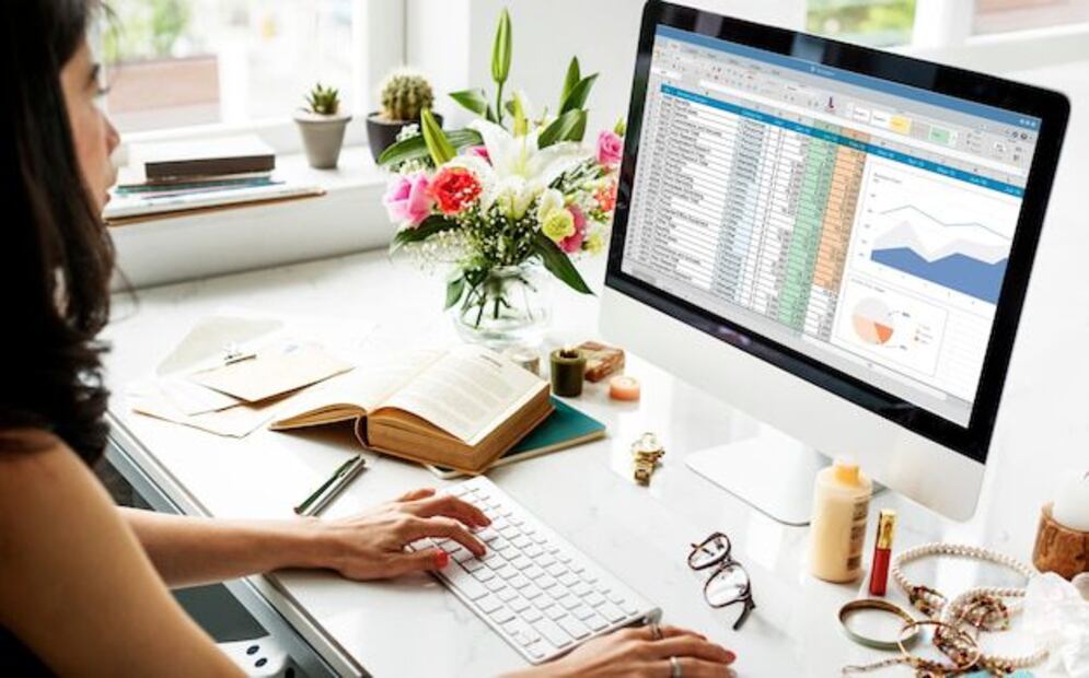 Mejorar el manejo de Excel es una inversión. Fuente: Freepik.