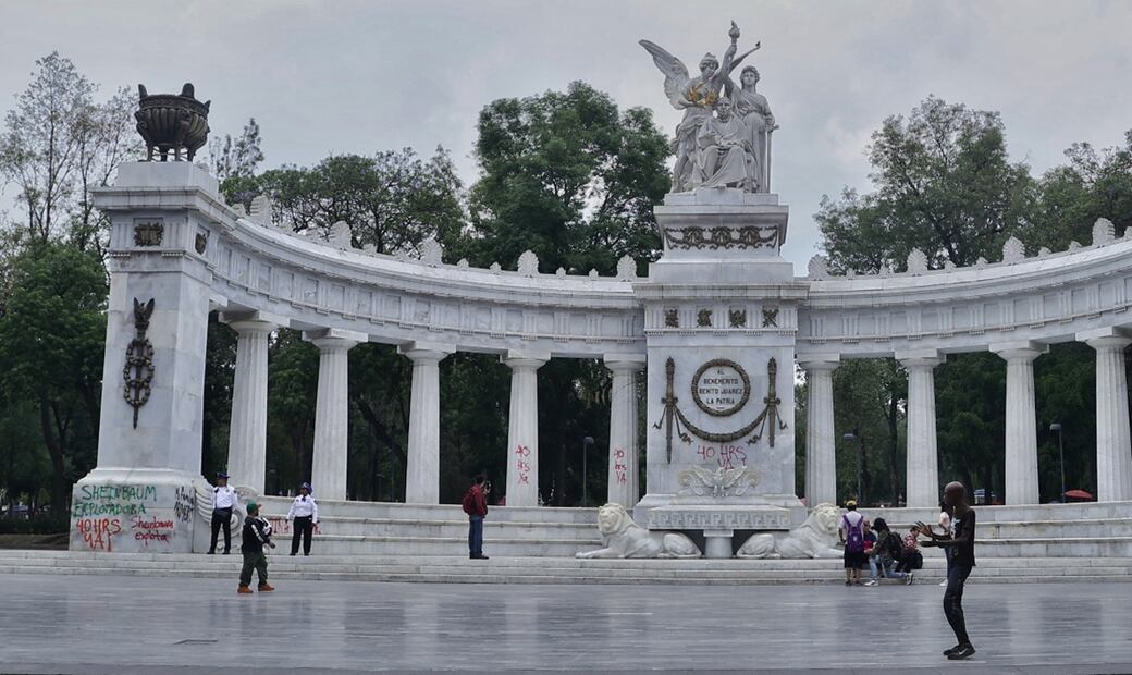 Encapuchados realizaron pintas y diversos destrozos en negocios ubicados en las inmediaciones de la Alameda Central en la Ciudad de México durante la marcha por el Día del trabajo, el 1 de mayo de 2025. Foto: Gabriel Pano/EL UNIVERSAL