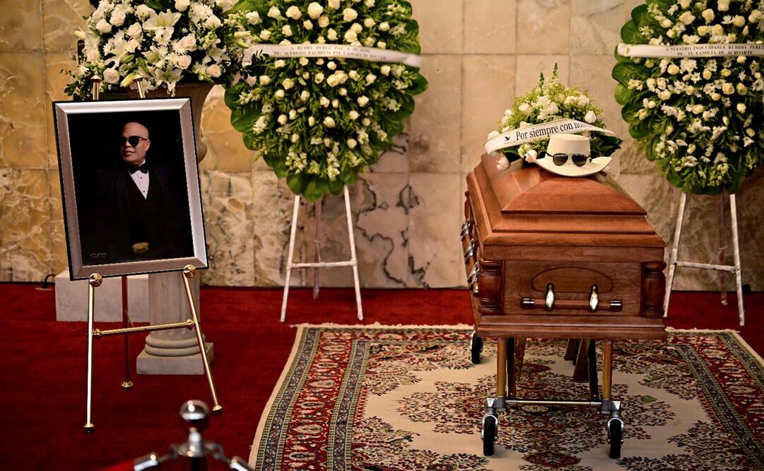 Velorio del merenguero Rubby Pérez, quien murió en el colapso del techo de la discoteca Jet Set donde se presentaba. Foto: Martin BERNETTI / AFP.
