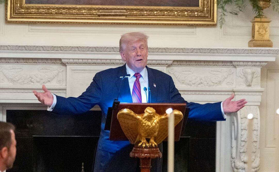 El presidente Donald Trump habla durante una cena para senadores republicanos en el Comedor de Estado de la Casa Blanca, el viernes 18 de julio de 2025, en Washington. Foto: AP
