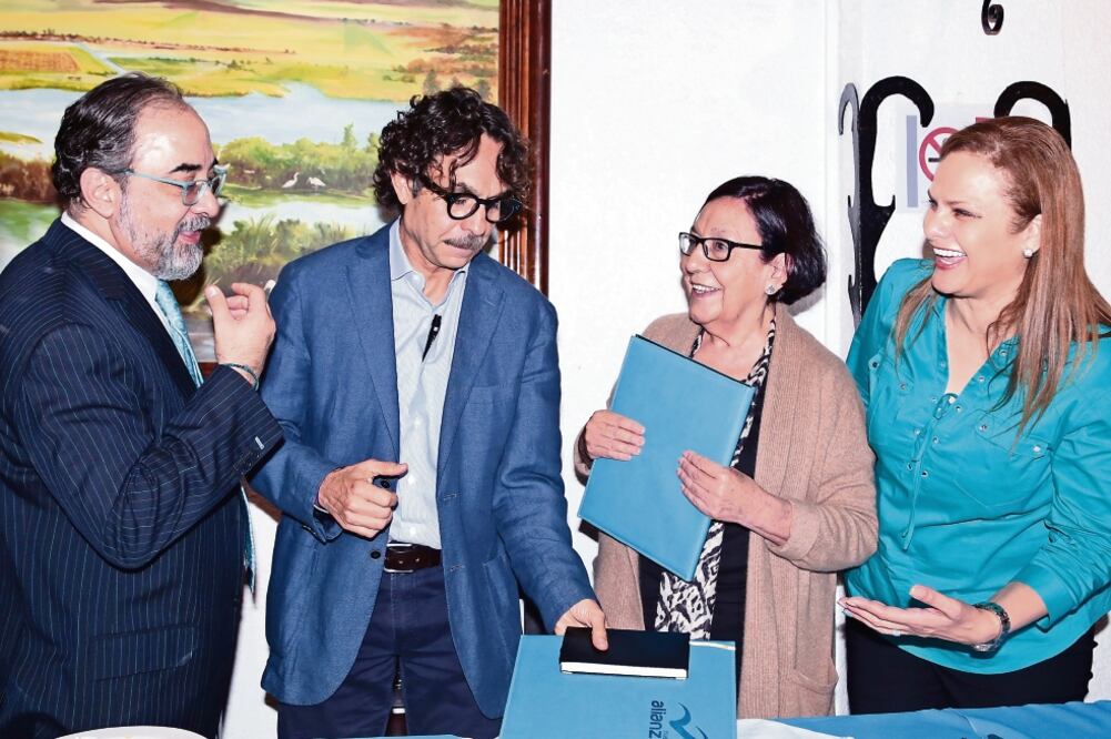 Los militantes del Partido Nueva Alianza Gabriel Quadri de la Torre y Alejandra Moreno Toscano, ambos al centro de la imagen, recibieron sus constancias del Instituto Nacional Electoral como diputados constituyentes (BERENICE FREGOSO. EL UNIVERSAL)
