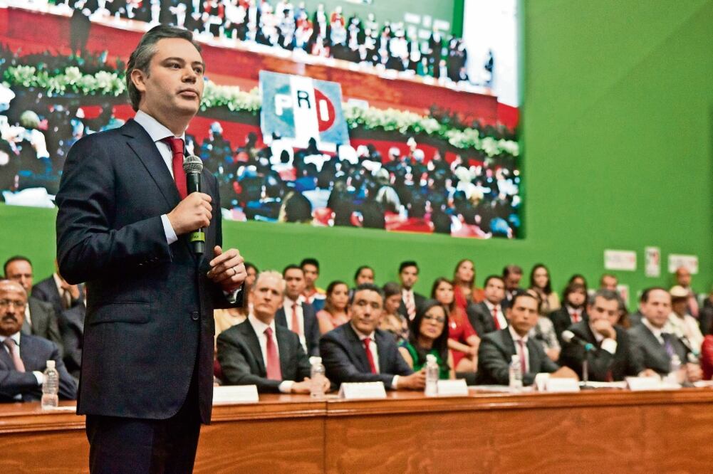 El secretario de Educación pidió a priístas mexiquenses que ayudaran a difundir que la SEP no hará un cambio en el programa educativo (CRISTOPHER ROGEL BLANQUET. EL UNIVERSAL)