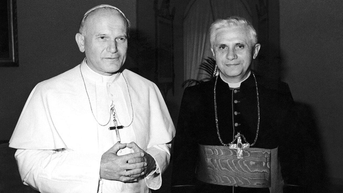 El Papa Juan Pablo II junto al cardenal Joseph Ratzinger en 1979, dos años después lo nombraría prefecto de la Congregación para la Doctrina de la Fe. Foto: AP/Especial