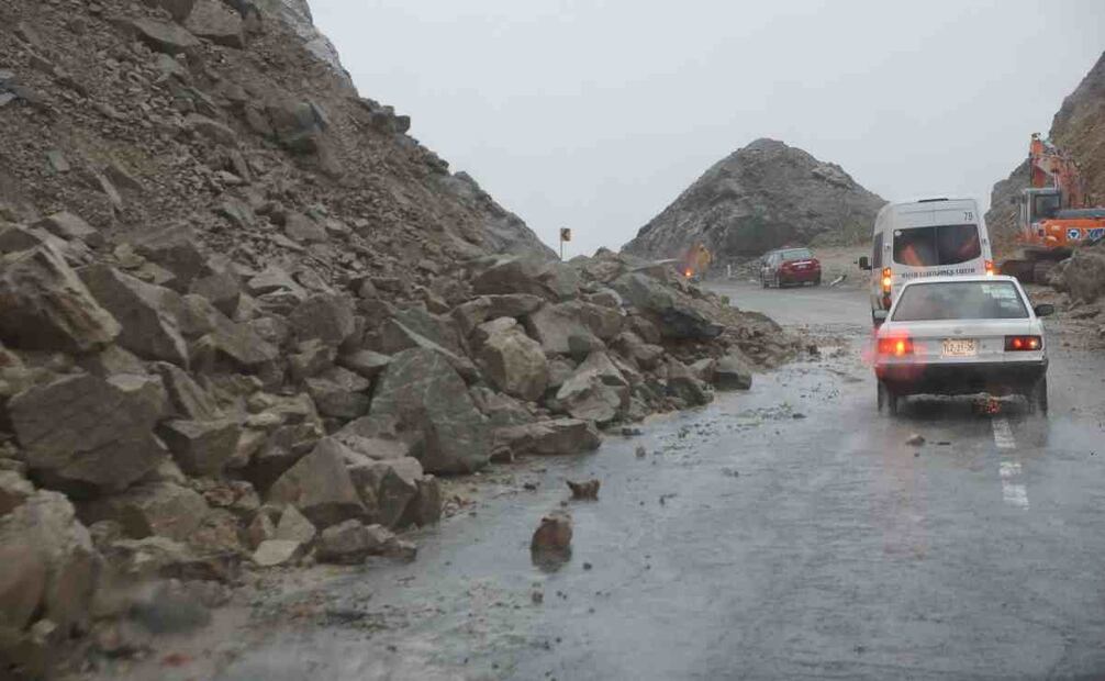 Deslaves de cerro provocados por lluvias en carretera oaxaqueña. Foto: Edwin Hernández/EL UNIVERSAL