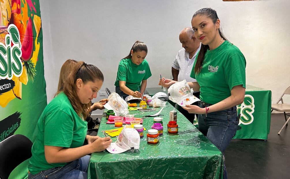 Intervención artística de gorras en honor al lanzamiento de Néctasis, la nueva bebida sin sellos de Cooperativa Pascual. Foto: Alan Nájera