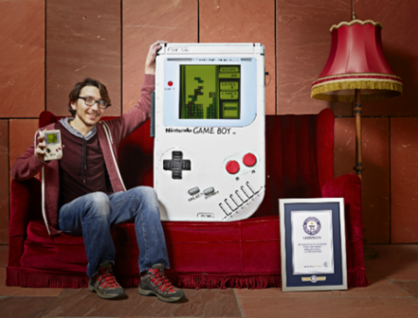 Estudiante gana Guinness por Game Boy gigante