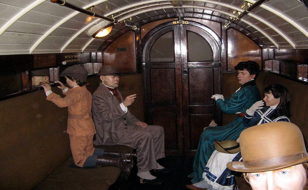 Así se ve el interior de un vagón de la City & South London Railway, que conformaron el primer subterráneo eléctrico, en 1890 en Londres. Es fácil notar que eran mucho más compactos que los actuales. Wikimedia Commons.