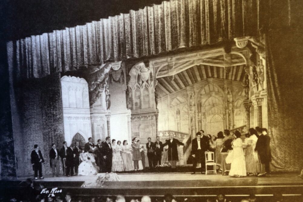 El 25 de mayo de 1918 fue la inauguración del recinto con el nombre de Gran Teatro Esperanza Iris, evento al que acudió incluso el presidente Venustiano Carranza (DEL LIBRO: “TIEMPOS DE ÓPERA. CRÓNICAS DEL TEATRO DE LA CIUDAD 1918-2011. ESPERANZA IRIS”)